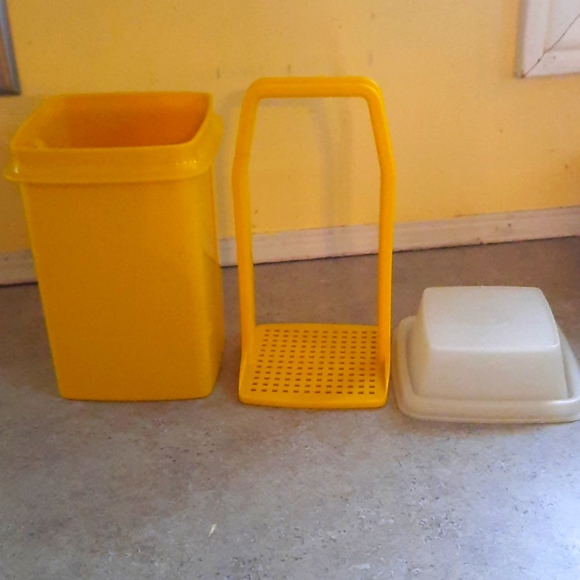 Tupperware "pick-a-deli" pickle keeper - Picture 1 of 3